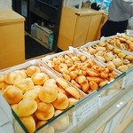 ブルーメン - プチデニッシュコーナー♪種類も豊富ですが、私はいつもプチチョコもちとふっくら豆もちを購入します♡モチモチ感がたまらなく旨いんだな～(*^^*)