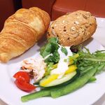 SATS Premier Lounge T1 - パンとサラダ