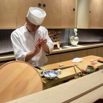 もはやベテラン？寿司職人の所作が頼もしい