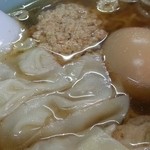 ラーメン味六 - ワンタン麺　ひき肉が浮かぶ　206.3
