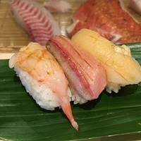 鮨 逸喜優 - 甘エビ、ぶり、たいらぎ