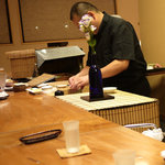 Tsukumo - 天ぷらはカウンター越しに１つ１つ丁寧に揚げていきます。