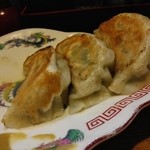 Shokujidokoro Medaka - すでに3つ食べてから、写真とってないことに気づいた餃子