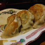 食事処 めだか - すでに3つ食べてから、写真とってないことに気づいた餃子