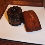 アディクト オ シュクル - カヌレとフィナンシェ。陶器のお皿にグレードアップしました(#^^#)♪