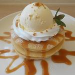 カフェ 茶華 - キャラメルパンケーキセット：ブレンドソフトで