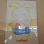 カフェ 茶華 - マスターの作品？：お店の壁にマスター（マイスター）の似てる？ウサギちゃんの絵が