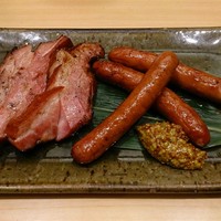 かどや 虎ノ門 - ベーコンとソーセージの炙り焼き