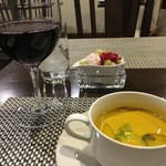 こちらのグラスワイン２５０円でございます！