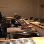 焼鳥 かさ原 - 店内カウンターと大将の後ろ姿