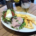 J.S. BURGERS CAFE - □アボカド生ハムバーガーセット　1480円(内税)□　ドリンクはジンジャエールを選択。