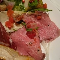 ロビーラウンジ 「マーブルラウンジ」 ヒルトン東京 - ローストビーフのサラダ仕立て
