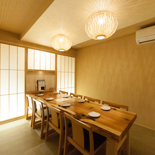 上質な和空間の完全個室。周りを気にせずお食事できるため、大切な接待にも最適です。