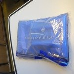 ダイニングカー　寝台特急　カシオペア - シャワーセットの袋にはカシオペアの文字が印刷されているがタオルは無地