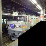 ダイニングカー　寝台特急　カシオペア - 先頭のEF510形電気機関車にはものすごい人だかりで規制線も