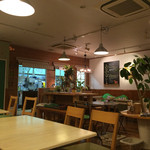 モリ　カフェ - 夜の店内