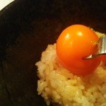 熊の焼鳥106 - 〆　熊のたまごかけご飯　焼物を串から外す器具で黄身の膜を破ります