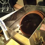 熊の焼鳥106 - 熊のたまごかけご飯　註文すると頃合を見計らって丼を湯煎に掛けます