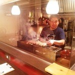 熊の焼鳥106 - 店内　焼場に立つ大将