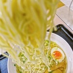 鶏源 - ラーメン塩
低加水ストレートの細麺が美味い
ぷっつり噛み切れる麺の食感と小麦の香り
スープも美味いが特に感動なし
麺を邪魔しない名脇役