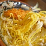 小田原味噌ラーメン 辻一 - 美味しい味噌ラーメンと
揚げたてサクサクふっくらの鯵フライ
食べたいなーと思ったら

あった

オーダーが入ってから揚げる鯵フライ

美味い

食べながらふと我に返る
なんでこれ一緒に食べてんだ？