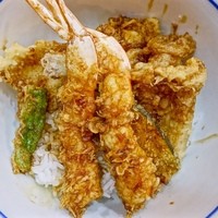 天ぷら 逢坂 - 天丼！
                目の前で揚げたてを丼で！
                
                完全オープンのカウンターで見るごまかし無しの職人の仕事、それが気取らないドンブリになるんですから一口ごとに感動ですよ。
                かっ込んで食べましたけどねw