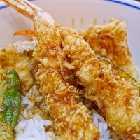 天ぷら 逢坂 - 天丼！
                目の前で揚げたてを丼で！
                
                完全オープンのカウンターで見るごまかし無しの職人の仕事、それが気取らないドンブリになるんですから一口ごとに感動ですよ。
                かっ込んで食べましたけどねw