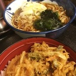 つるや - かき揚げ丼セット！
            朝ごはんでいただきました。
            このボリュームも、私にかかれば何のその。
            速い！安い！旨い！とは、この加藤でした♪