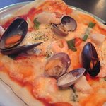 トラットリア ビノ・エ・パスタ - 漁師風ピザ