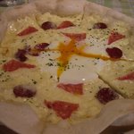 フォルツァ - ２種のサラミと半熟卵のクリームソース・ピッツァ