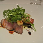 リストランテ カノフィーロ - 江別産奄夢豚肩ロース肉のグリーリア　野生種のルーコラとフランス産ホワイトアスパラ