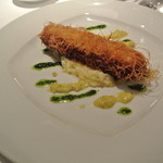 ラ・トルテュ - 毛蟹とホタテのカダイフ
      レムラードソースとバジルオイル