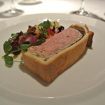 ラ・トルテュ - ウズラのパテ・アン・クルート
      野菜のギリシャ風マリネ