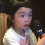 Karaoke Pasera - ３歳と半年。もうすぐ４歳、画面の文字は読めないが、真剣。