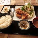 Nikukei Izakaya Nikujuuhachibanya Gotandaten - 鶏唐揚げとカキフライでございます