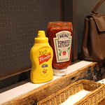 THE BURGER STAND FELLOWS - マスタードとトマトケチャップが
