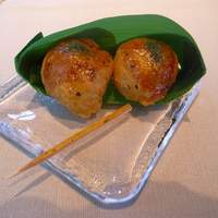 ベージュ アラン・デュカス 東京 - 「山芋とオマール海老、トリュフで作ったたこ焼き風」 