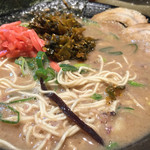 博多とんこつ 天神旗 - 替玉投入後は、辛子高菜と紅生姜もトッピング。劇的に味の深みが増す*\(^o^)/*