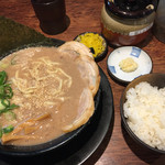 博多とんこつ 天神旗 - ニンニクは別皿で途中投入d(^_^o) ごはんセットは基本（笑）