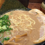 博多とんこつ 天神旗 - 極老とんこつ デフォは太麺。今日は茹で加減バッチリ！*\(^o^)/*