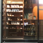 SUGALABO - 入口はこのカフェの壁が開く