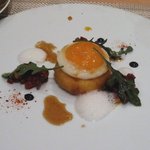 SUGALABO - 土佐ジロー卵、フライしたポレンタ、イベリコチョリソー、レーズン、トマト 　パルメザンチーズ、セルバチコ、煮詰めた黒酢のソース