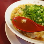 彩華ラーメン 八尾店 - スープはアッサリ味です。もう少しパンチが欲しいかもです。