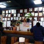 お食事処 ぼんち - カウンターの後ろには有名人のサインがぎっしり！