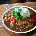 お食事処 ぼんち - 遠近感がおかしくなりますが、普通なのはスプーンのほうです