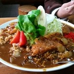 お食事処 ぼんち - 「カツカレーライス (1410円)」は、直径38cm、ご飯は約5合、重量は約3.6kg！