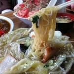 お食事処 ぼんち - 麺をリフトしてみると箸が折れそうになります