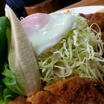 お食事処 ぼんち - カツカレーライスの頂上にはバナナと目玉焼き