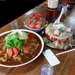 かなり遠近感が難しい「ぼんち」のデカ盛り料理たちです