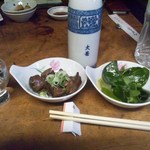 大甚 - 鶏の肝煮と根昆布酢味噌和え…賀茂鶴樽常温大と